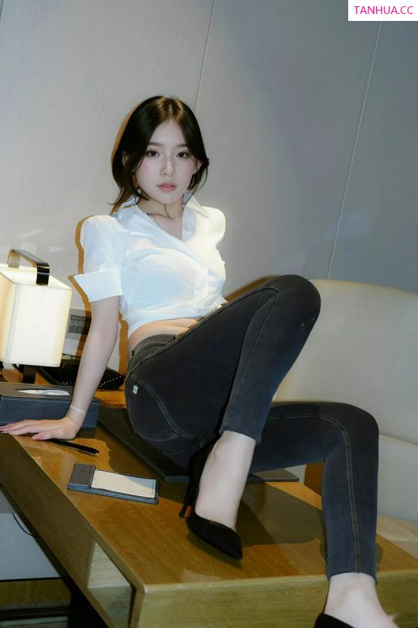 汁汁  [XiuRen]高清写真图 2025.09.19 No.10785 汁汁 性感白T第10张图片